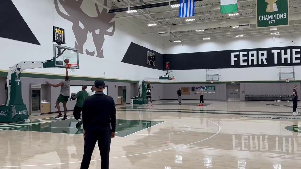 雄鹿队内训练库兹马这