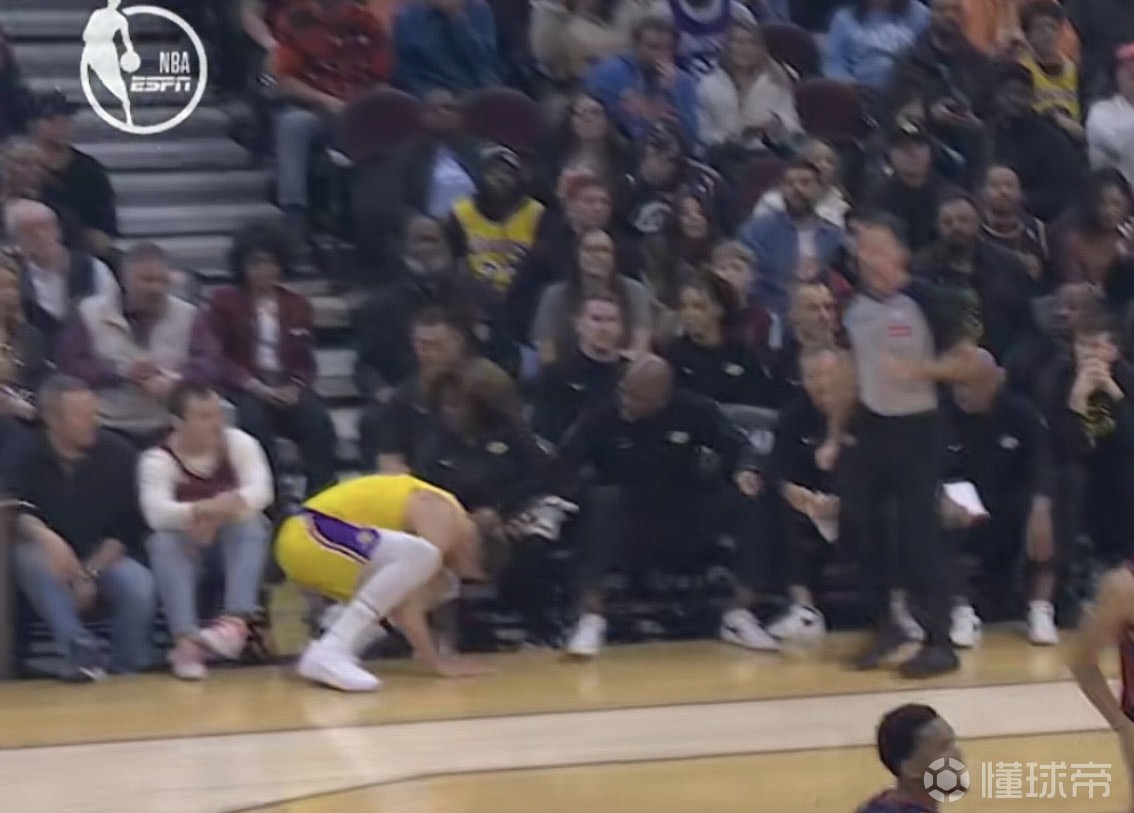 小心台阶！东契奇投篮后踩到地板边缘直接踩空崴脚