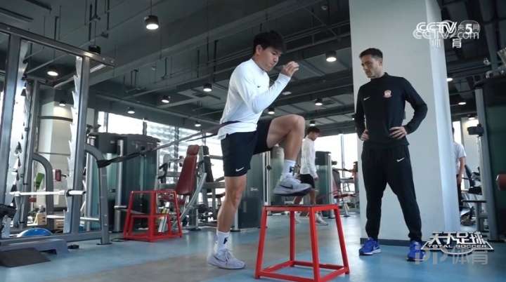 徐彬坚持训练日健身房加练 身体素质成为狼队相中他的重要原因